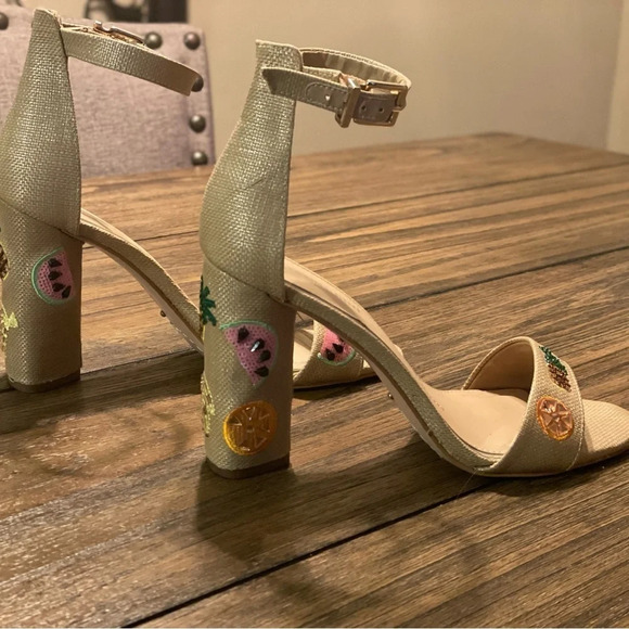 Gianni Bini Joenah Natural Straw Fruit Embellished Block Heel Sandals Size 8.5 - Picture 3 of 9